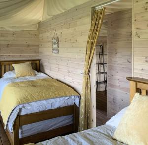 Un pat sau paturi într-o cameră la Troney Valley Escapes - Deer's Rest