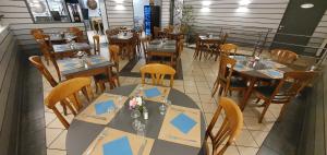 YenneにあるLogis Hôtel du Fer à Chevalのテーブルと椅子が備わるレストランのオーバーヘッドビュー