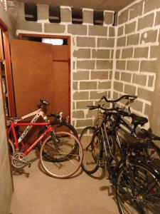 サント・マキシムにあるResidence des Coteaux du Preconilの煉瓦の壁の横に駐輪した自転車2台