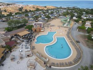 - une vue aérienne sur un complexe avec une piscine dans l'établissement Camping La Clape Village, au Cap d'Agde