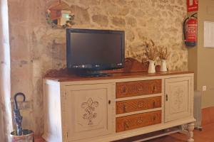 a television on top of a dresser in a room at LOFT NORDESTE in Lastres