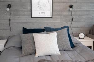 1 dormitorio con 1 cama con 2 luces en la pared en Levillenet Superior Studios with sauna, en Levi