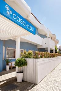 un bâtiment avec un panneau indiquant casa aylv dans l'établissement Casa Azul Sagres - Rooms & Apartments, à Sagres