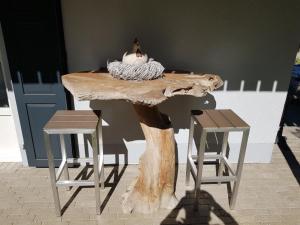 LautertalにあるFerienwohnung Dornの木製テーブル(スツール2脚付)と木切りテーブル