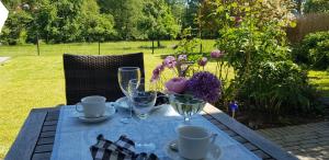LautertalにあるFerienwohnung Dornのワイングラスと花のテーブル