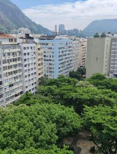 vistas a una ciudad con árboles y edificios en Studio lindo, en Río de Janeiro