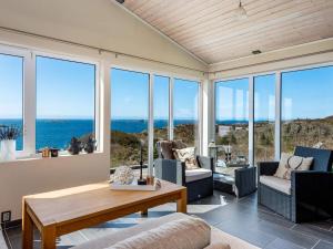 ein Wohnzimmer mit Blick auf das Meer in der Unterkunft 6 person holiday home in BØMLO-By Traum in Bømlo