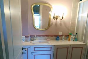 A bathroom at Polytropon Apartments