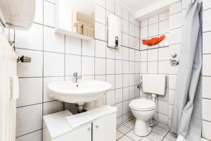 ケルンにあるEasy Apartments Work and Stay Cologneの白いバスルーム(洗面台、トイレ付)
