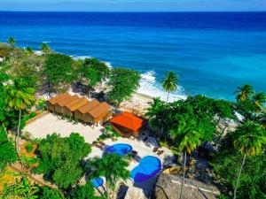 an aerial view of a resort on the beach at Hotel Sea Breeze in Paraíso