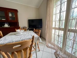 comedor con mesa y TV en Villetta Calia, en Mazara del Vallo