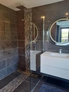 Afbeelding uit fotogalerij van VILLA CALIFORNIENNE with Spa, cinema, jacuzzi & pool in Mougins in Mougins +12 foto's