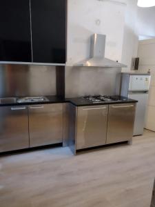 una cocina con electrodomésticos de acero inoxidable en una habitación en CINQUE TERRE HOUSE OF THE PORT with PARKING, en La Spezia