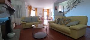 uma sala de estar com dois sofás e uma mesa em Villa Acrocoro em Montepaone