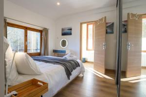 a bedroom with a bed and a sliding glass door at Reflet Bleu du Lac d'Annecy 3 étoiles - Face au lac, Parking gratuit, Paddle board in Doussard