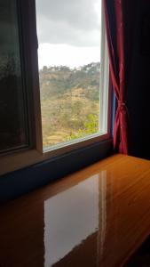 okno w pokoju z widokiem na pole w obiekcie Namaste Home Stay w mieście Dhulikhel