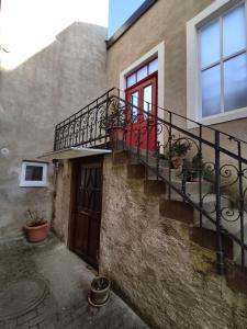 ein Gebäude mit einer Treppe und einer roten Tür in der Unterkunft Ferienwohnung, Ferienapartment, Monteurwohnung, in Wittlich