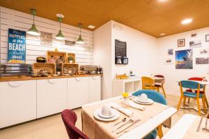 een keuken en eetkamer met een tafel en stoelen bij Casa Azul Sagres - Rooms & Apartments in Sagres