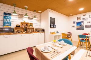 uma cozinha e sala de jantar com mesa e cadeiras em Casa Azul Sagres - Rooms & Apartments em Sagres