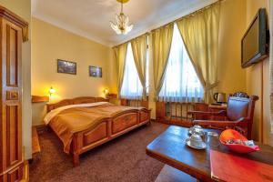 una camera con letto, tavolo e sedia di Betlem Club Hotel a Praga