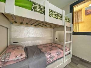 ein kleines Schlafzimmer mit einem Etagenbett in einem Zimmer in der Unterkunft Ocean View&Fast Wifi Apart in The Heart Of Tangier in Tangier