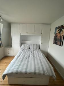 מיטה או מיטות בחדר ב-Vibrant & Homely 2BD Flat - Angel