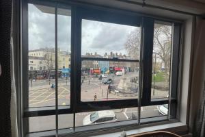 a window with a view of a city street at Vibrant & Homely 2BD Flat - Angel in London
