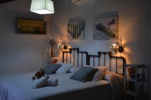 Fuentes de CesnaにあるCortijo Molino los Justosのベッドルーム1室(大型ベッド1台、白いシーツ、枕付)