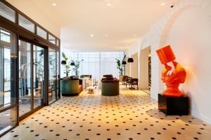 een lobby met een sculptuur op de vloer bij La Licorne Hotel & Spa Troyes MGallery in Troyes