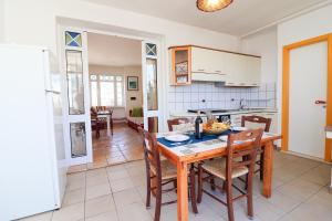 eine Küche und ein Esszimmer mit einem Tisch und Stühlen in der Unterkunft Casa vacanze La Perla a Castro in Castro di Lecce