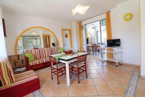 ein Wohnzimmer mit einem Tisch und Stühlen in der Unterkunft Casa vacanze La Perla a Castro in Castro di Lecce