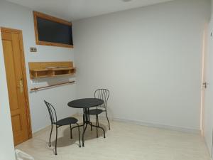 Cette chambre comprend une table et des chaises. dans l'établissement Hostal Cerro del Castillo jumilla, à Jumilla