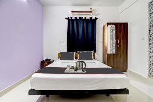 1 dormitorio con 1 cama grande en una habitación en Flagship Sunshine Inn en Bangalore
