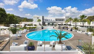 an image of the pool at the resort at Mouratoglou Hotel & Resort in Biot