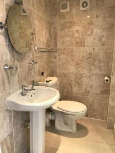 bagno con lavandino, servizi igienici e specchio di Phoenix Cottage a Kippford