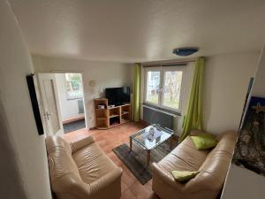 ein Wohnzimmer mit einem Sofa und einem Couchtisch in der Unterkunft Banana Jack Boltenhagen in Boltenhagen