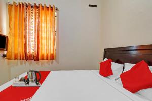 Postel nebo postele na pokoji v ubytování Hotel O Mn Residency Near Ragigudda Sri Prasanna Anjaneyaswamy Temple
