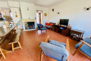 Μια τηλεόραση ή/και κέντρο ψυχαγωγίας στο La Maison des Sauges - Maison de village avec Jardin à 500m de la plage