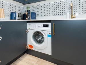 a laundry room with a washing machine in a kitchen at Pass the Keys Brand New Stylish 2BR Flat in Reading Centre in Reading