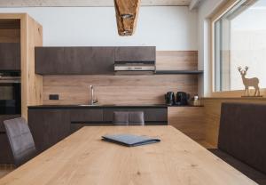 ad-fontanas Appartements Vandans的厨房或小厨房