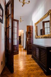 korytarz z drzwiami i lustrem na ścianie w obiekcie HALBY Luxury Rooms Chmelna 73B w Warszawie
