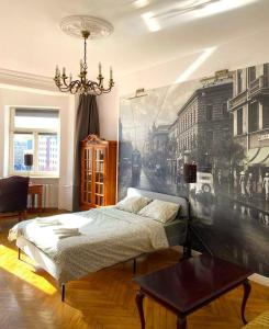sypialnia z łóżkiem i obrazem na ścianie w obiekcie HALBY Luxury Rooms Chmelna 73B w Warszawie