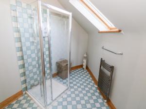 La salle de bains est pourvue d'une douche en verre avec un banc. dans l'établissement Baile Na Cille, à Knock
