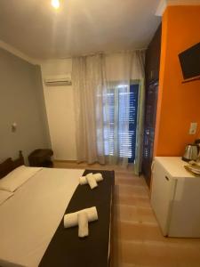 een slaapkamer met een bed met twee handdoeken erop bij Angela - Zoi Rooms in Skiathos-stad