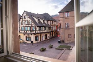 a view from a window of a street with buildings at Gîte de la mairie in Kaysersberg