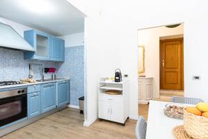 Una cocina con gabinetes azules y una encimera. en Toniolo Two Bedroom Two Bath, en Roma 24 fotos más