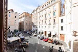 Una vista de una calle de la ciudad con coches y edificios. en Toniolo Two Bedroom Two Bath, en Roma