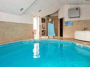 une grande piscine avec une baignoire et un lavabo dans l'établissement 8 person holiday home in Ebeltoft, à Ebeltoft