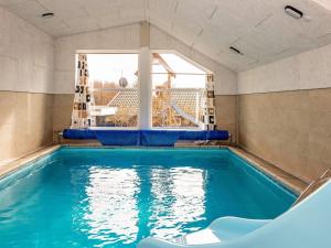 - une piscine dans une chambre avec fenêtre dans l'établissement 8 person holiday home in Ebeltoft, à Ebeltoft