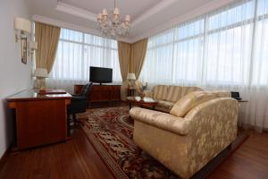 ein Wohnzimmer mit einem Sofa und einem TV in der Unterkunft Apart-hotel Integra in Banja Luka